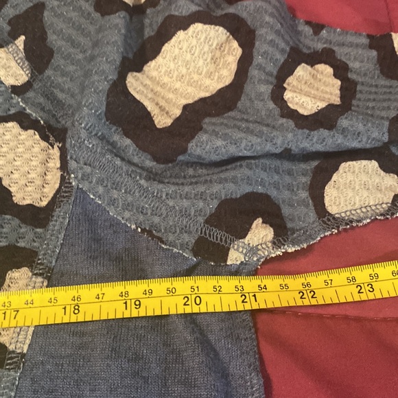 UMGEE NWT Dusty Blue&White Leopard Long Sleeve Button Front Top Large - Picture 6 of 12